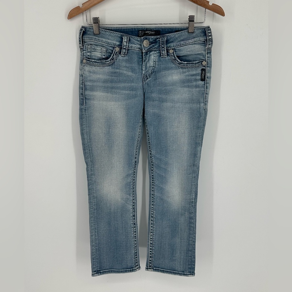 Silver Aiko Mid Capri Stretch Jeans Women's Sz 26x22 Blue Light Wash Distressed